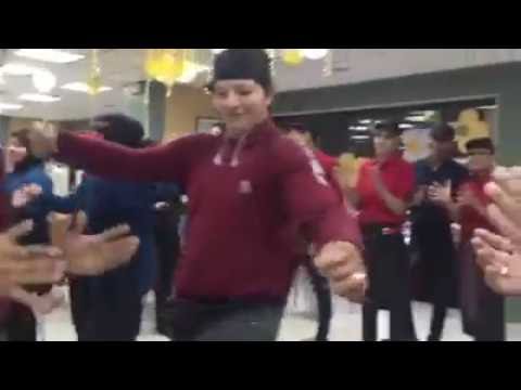 رقص على أنغام الأغاني الشعبية للعمال