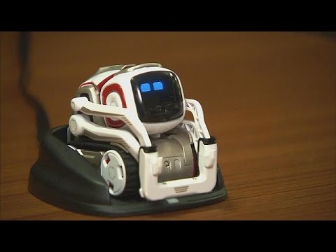 شاهد كوزمو روبوت ذكي وطريف