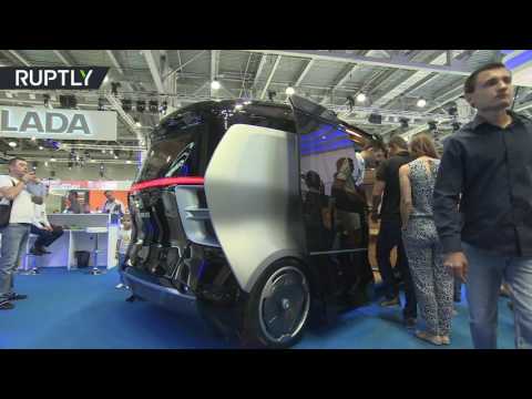 شاهد حافلة ذات قيادة ذاتية تعرض في موسكو