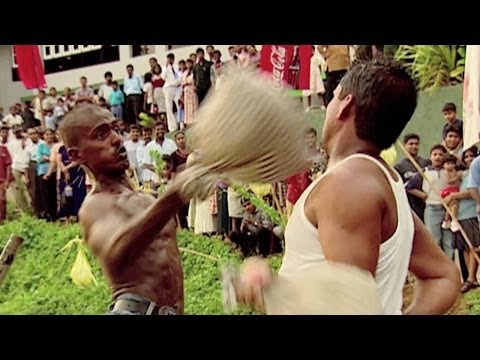 شباب يلعبون بكرة من النار