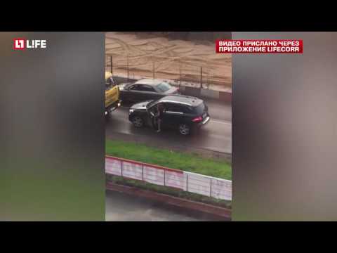 رد فعل فتاة بعد منعها من السير عكس الاتجاه