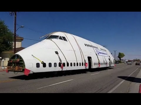 عملية نقل شاحنة لوجه طائرة على الطرقات العامة