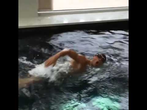 كرستيانو رونالدو يتألق في تدريب السباحة