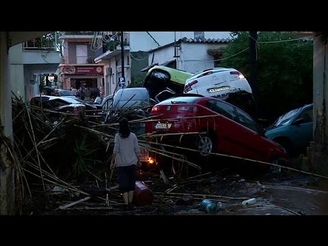 بالفيديو شاهد مقتل 3 أشخاص وفقدان أخر جرّاء فيضانات اليونان