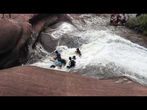 منزلق مائي ترفيهي من صنع الطبيعة