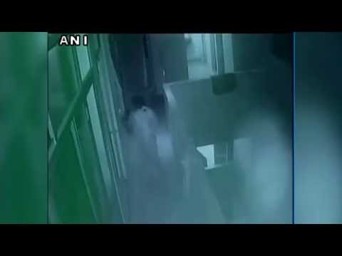 هندية تلقي ابن اختها الرضيع من شرفة المستشفى