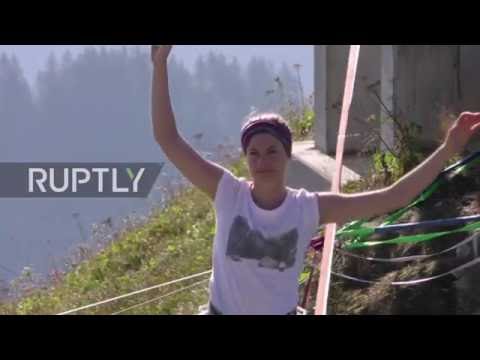 مغامرون أوروبيون يتنافسون في المشي على حبل مشدود بين جبال الألب