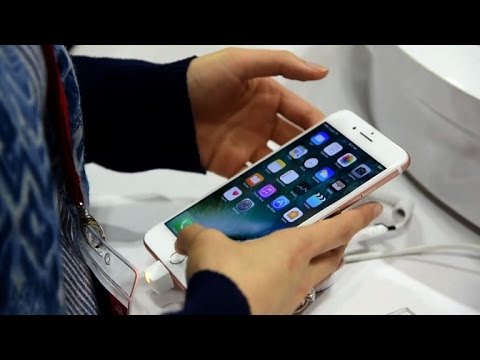 بالفيديو سكان سنغافورة يتهافتون لشراء الجيل الجديد من هواتف آي فون 7