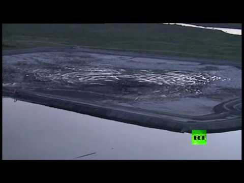 بالفيديو ظهور حفرة ضخمة تتسبب في تسرب مياه ملوثة من مصنع للفوسفات