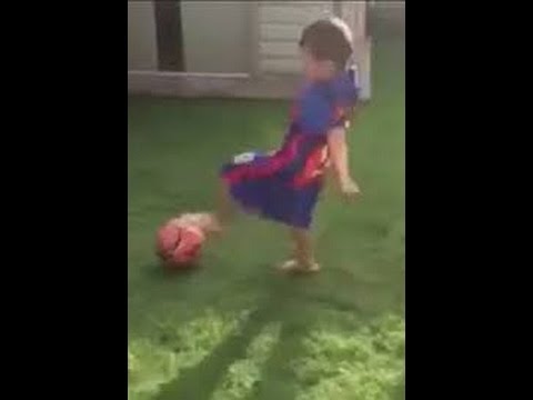 شاهد طفل يحصل على عرض من نادي مانشستر بسبب والدته