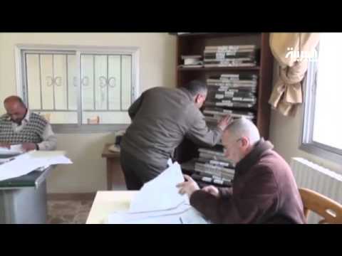 شبان يحمون ملفات السجلين العقاري والمدني في الأتارب