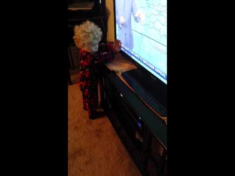 طفل يحارب الشريط الإخباري على التلفزيون