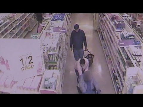 لصان يسرقان عجوز على كرسي متحرك