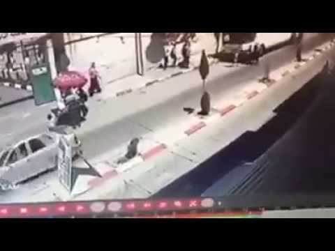 شاهد  سيارة مسرعة تدهس طفلا في الضفة الغربية