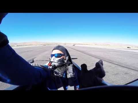 بالفيديو طيار أميركى ينجو من الموت بأعجوبة