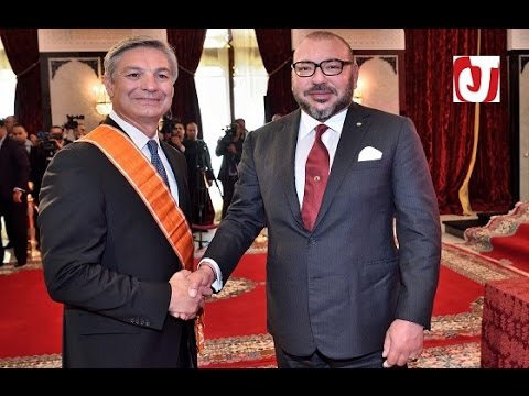 الملك محمد السادس يوشح رئيس بوينغ للطائرات بالوسام العلوي