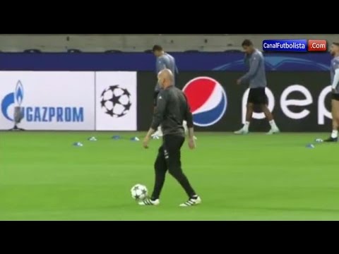 زيدان يستعرض مهاراته بالكرة خلال تدريبات الريال