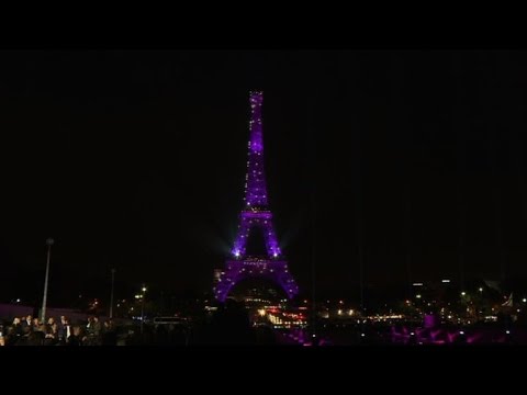 بالفيديو إضاءة برج ايفل باللون الزهري للتوعية بمخاطر سرطان الثدي