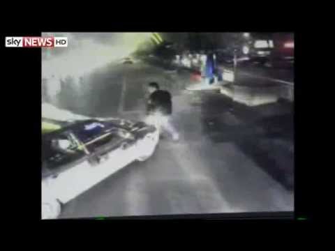 سائق أجرة يسحل قائد أتوبيس على الطريق