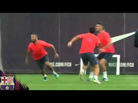 لاعبو برشلونة يسخرون من لويس سواريز في التدريبات