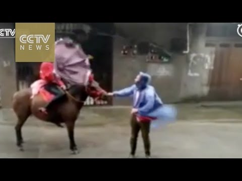 عروسان صينيان يقرران الزواج فى قلب الإعصار