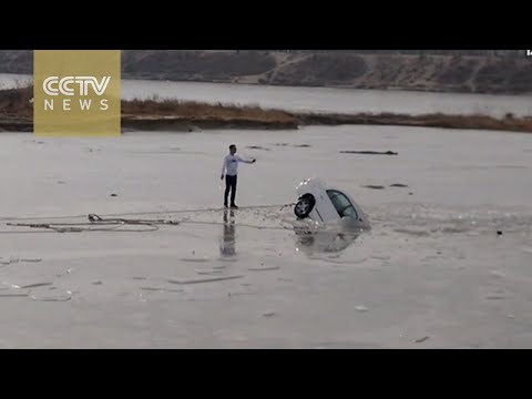 رجل حاول إنقاذ سيارته فحولها لأشلاء