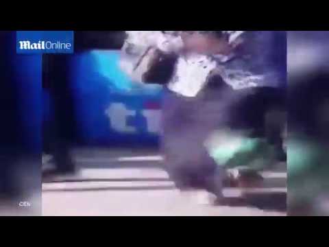 بالفيديو مسنة تتخلص من ملل انتظار المترو بوصلة مهارات كروية