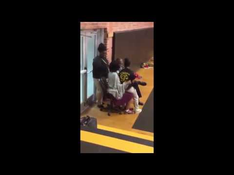 معلمة تعاقب تلميذة بجرها من شعرها في أميركا