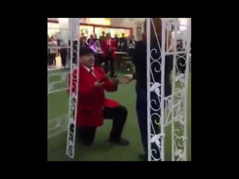 حارس أمن يفاجئ حبيبته ويطلب الزواج منها داخل أحد المولات