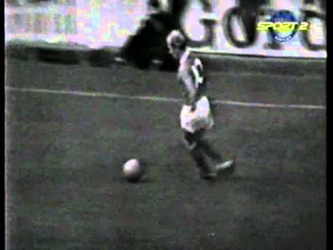 بالفيديو تتويج أحد أساطير الكرة‏ لاعب المان يونايتد دينيس لو بالكرة الذهبية