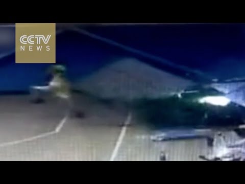 سيارة تخترق أحد ملاعب كرة القدم في الصين