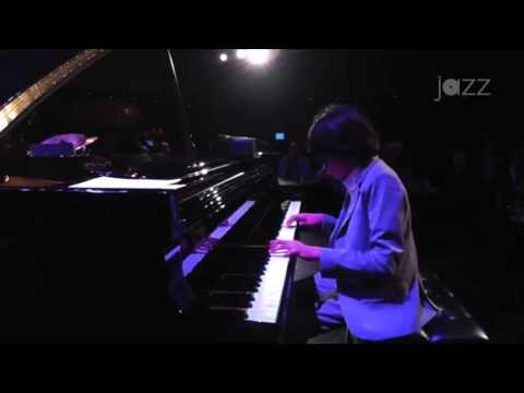 استمتع بموسيقى أصغر عازف جاز في العالم