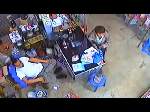 سائق مخمور يصدم محلًا