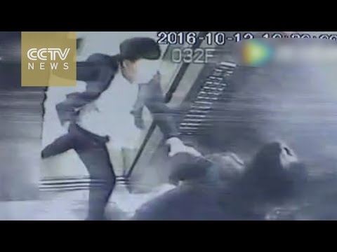 شاهد  رجل يضرب امرأة بعدما طلبت منه التوقف عن التدخين