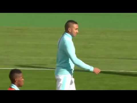 بالفيديو نجم نادي وست هام يستعرض مهارته الكروية بـ اللبانة