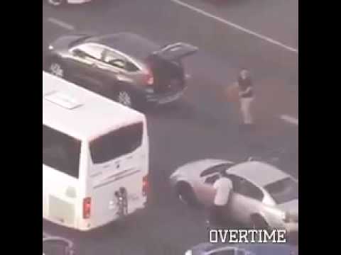 بالفيديو شاب رياضي يلجأ إلى كرة السلة للهروب من الملل