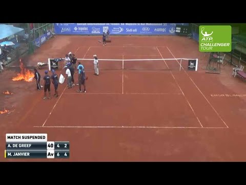 شاهد المغاربة يشعلون النار لتجفيف الأرضية الرملية