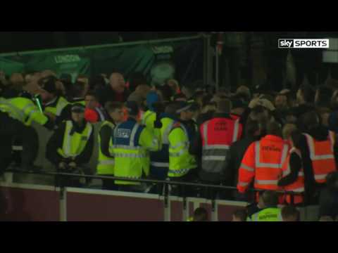 مشاهد من اشتباكات جماهير وستهام وتشيلسى بالكراسي والولاعات