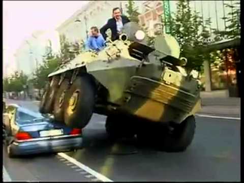 عمدة ليتوانيا يسحق سيارات الركن بالمدرعة