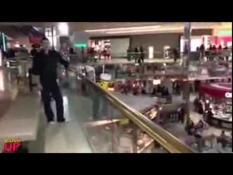 شاب يقفز من سوق تجاري في فعل جنوني