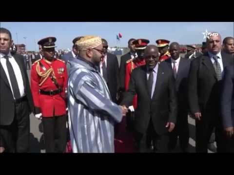 بالفيديو حارس الرئيس التنزاني يتجاهل الرسميات ويلوّح للعاهل المغربي مودعًا اياه