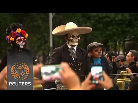 أفعال لا تصدق يجريها المكسيكيون للاحتفال بعيد الموتى