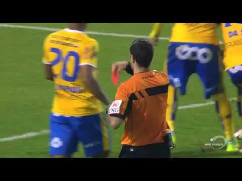 حارس مرمى يمنح الفريق المنافس ضربة جزاء وطرد زميله