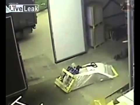 عامل يتعرض لحادث خطير