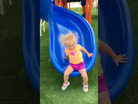 الكشف عن سبب تحوّل شعر إحدى الفتيات إلى ما يشبه الـ قنفذ