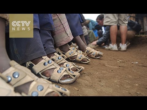 ابتكار حذاء جديد ينمو مع أقدام الأطفال في كينيا