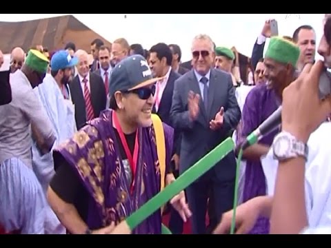 الأرجنتيني أرماندو مارادونا في الزي المغربي الصحراوي