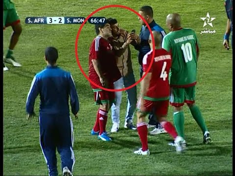 مشجع مغربي يقتحم الملعب لأخد صورة سيلفي مع الأرجنتيني أرماندو مارادونا