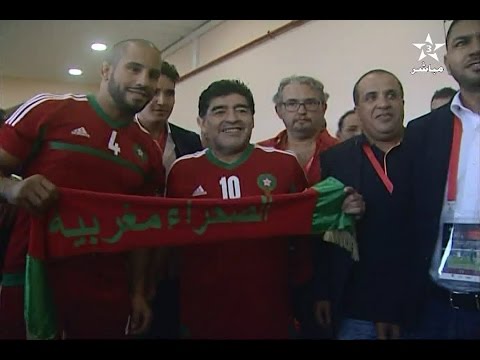 الأرجنتيني أرماندو مارادونا يحمل شعار الصحراء مغربية