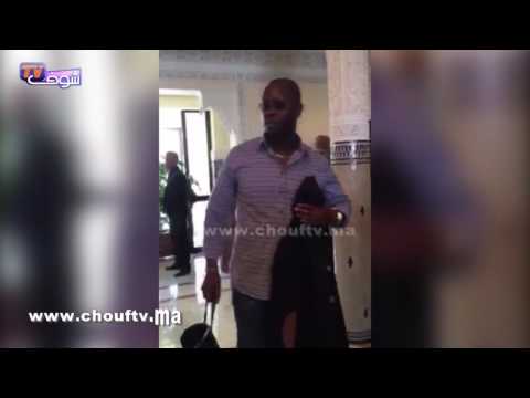 لحظة وصول عمالقة الكرة العالمية إلى مطار العيون